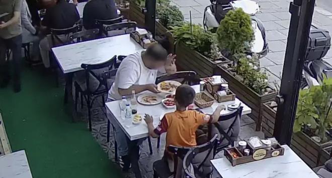 Bir s�re sonra restoran sorumlusunu masas�na �a��ran m��teri, yeme�in i�erisinden k�l ��kt���n� �ne s�rerek duruma tepki g�sterdi ve hesab� �demek istemedi. ��letme �al��anlar�n�n durumdan ��phelenmesi �zerine g�venlik kameras� kay�tlar� incelendi. G�r�nt�lerde m��terinin k�l par�as�n� kendisinin att��� g�r�ld�.