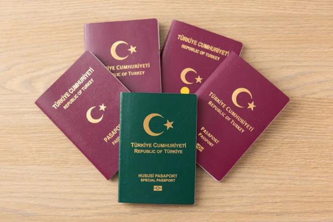<p>Kamuoyunda ye�il pasaport ad�yla bilinen hususi damgal� pasaportlara ili�kin CHP U�ak Milletvekili Ali Karaoba soru �nergesi verdi.</p><p>&nbsp;</p><p>Karaoba'n�n TBMM?de gaziler ve �ehit yak�nlar�n�n bu haktan nas�l faydalanabilece�ine dair y�neltti�i soru �nergesini ��i�leri Bakan� Mustafa �ift�i yan�tlad�.</p>