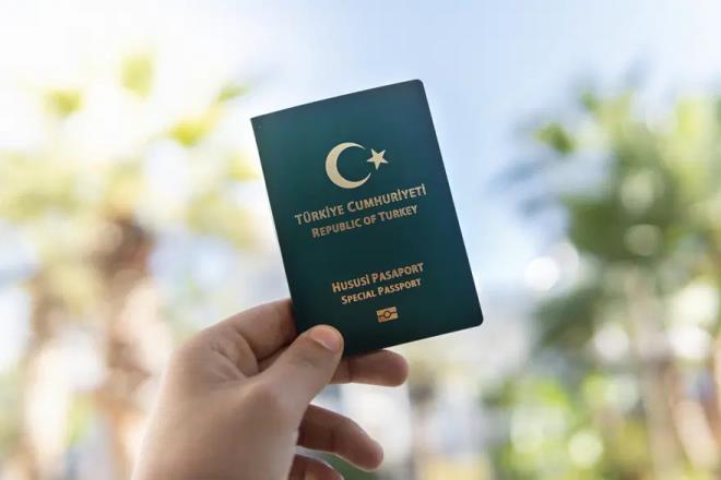 <p>Bakan �ift�i, soru �nergesine verdi�i yan�tta 5682 say�l� Pasaport Kanunu'nun 14/A maddesine at�fta bulundu.</p><p>&nbsp;</p><p>�ift�i, d�zenlemeye gerek olmad���n� ve yasal mevzuatta mevcut kurallar �er�evesinde ye�il pasaport almaya hakk� olanlar hakk�nda ayr�nt�lar� payla�t�.&nbsp;</p>
