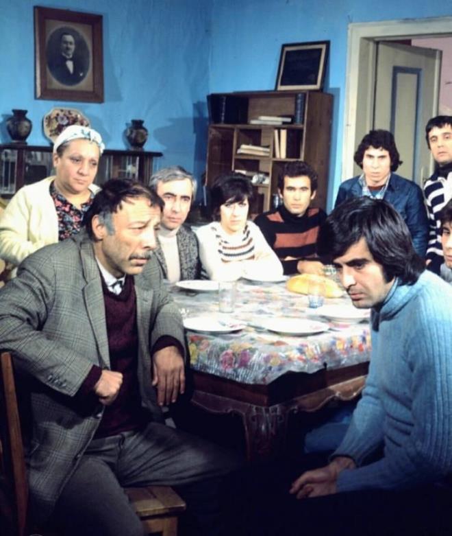 Arzu Film ise projeye y�nelik a��klamada bulunarak, <strong><em>?Toplumumuzun �iddetten, karanl�k entrikalardan ve insan�n i�ini daraltan hik�yelerden yoruldu�unu g�r�yoruz. Seyircimizin yeniden ayn� sofran�n etraf�nda bulu�abilece�i; g�lerken duygulanaca��, kendisinden, ailesinden ve mahallesinden bir �eyler bulaca�� s�cak ve samimi hik�yelere ihtiya� duydu�una inan�yoruz. Y�llard�r bize ula�an ?Art�k neden b�yle aile filmleri yap�lm�yor?? sorusunu yaln�zca bir �zlem de�il, seyircimizin bize yapt��� g��l� bir �a�r� olarak kabul ediyoruz. Arzu Film, T�rk sinemas�nda aileyi sadece anne, baba ve �ocuklardan olu�an bir yap� olarak anlatmad�. Bizim hik�yelerimizde aile; ayn� �at� alt�nda birbirine sahip ��kan, yeri geldi�inde tart��an, da��lan ama sevgiyle yeniden bir araya gelen insanlar�n ortak yuvas�yd�.</em></strong>