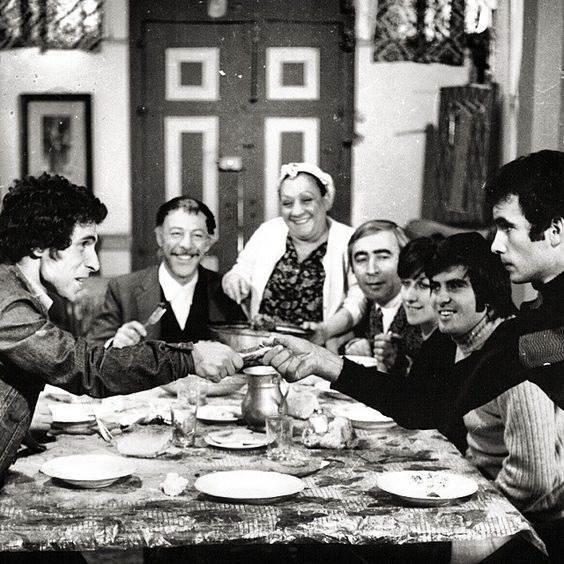 <strong><em>Ye�il�am?�n efsane dizilerinden olan ve ba�rollerinde Adile Na�it, M�nir �zkul, �ener �en, Ay�en Gruda, Tar�k Akan, Halit Akcatepe, It�r Esen gibi isimlerin yer ald��� klasik T�rk filmlerinden olan ?Bizim Aile? filmi dizi oluyor.</em></strong>
