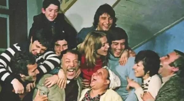 Ye�il�am?�n efsane dizilerinden olan ve ba�rollerinde<strong> Adile Na�it, M�nir �zkul, �ener �en, Ay�en Gruda, Tar�k Akan, Halit Akcatepe, It�r Esen</strong> gibi isimlerin yer ald��� klasik T�rk filmlerinden olan <strong>?Bizim Aile?</strong> filmi dizi oluyor.
