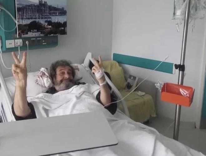 Doktoru, aort cerrahisinin ba�ar�yla ger�ekle�tirildi�ini belirterek sanat��n�n sa�l���na katk� sunabilmi� olmaktan mutluluk duydu�unu ifade etti. A��klamada Papu��uo�lu'na sa�l�kl� ve uzun bir �m�r dilendi.