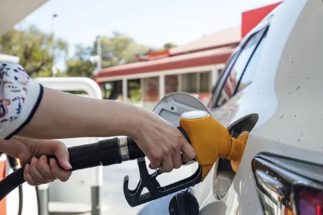 <p>ABD-�ran sava�� nedeniyle y�kselen petrol fiyatlar�ndan dolay� akaryak�t fiyatlar�na art�� yap�lmas� bekleniyor.</p><p>&nbsp;</p><p>Yar�ndan itibaren ge�erli olmas� beklenen art�� akaryak�t pompalar�na yans�yacak.</p><p>&nbsp;</p><p>Motorinde A�ustos ay�nda �zel T�ketim Vergisi al�nmayacakt� ve motorin 70 lira seviyelerine gerilemi�ti. Yeni zamla birlikte yeniden 80 liraya yakla�acak.</p>