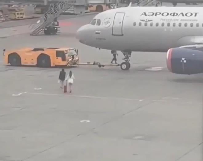 Rusya'n�n ba�kenti Moskova'daki �eremetyevo Havaliman�'nda ka��rd�klar� u�a�a binmek i�in aprona ko�an iki kad�n�n kimlikleri ve bu ad�m� atma gerek�eleri belli oldu.     <br>    Kalk��a haz�rlanan u�a��n pe�inden ko�an yolcular�n T�rk vatanda�� oldu�u ve Mu�la'n�n Bodrum il�esinde d�zenlenecek d���ne yeti�meyi ama�lad�klar� ortaya ��kt�.       <br>  Sheremetyevo Havaliman�'nda 25 Temmuz'da meydana gelen olayda, ka��rd�klar� Aeroflot �irketine ait u�a�a binmek isteyen iki kad�n, ellerinde bavullar�yla apron sahas�na girdi.     <br>    U�a�� durdurmak amac�yla hatta do�ru ko�an yolcular�n o anlar� havaliman�ndaki g�venlik kameralar� taraf�ndan kaydedildi.