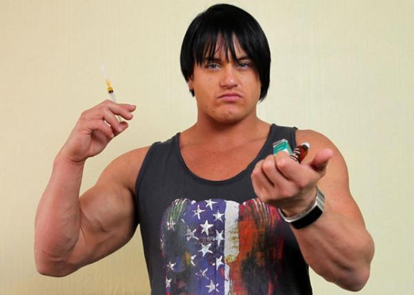 Artk Arnold Schwarzenegger gibi kaslarnn yan sra srtnda, gsnde ve dudaklarnn stnde kan kllaryla bir erkekten farksz.