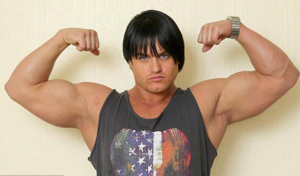 Yzyle vcudu kllanan, salar dklen ve gsleri kaybolup kollarnda youn kaslar kan kadn ilac braksa da eski haline dnemeyecek.