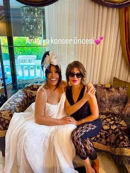 <p class="MsoNormal"><strong>KONSER �NCES� SON HAL�N� PAYLA�TI</strong></p>    <p class="MsoNormal">&nbsp;</p>    <p class="MsoNormal">Ersoy Antalya’da konser �ncesi diyerek beyaz elbisesiyle verdi�i pozlar� g�ndem oldu.</p>
