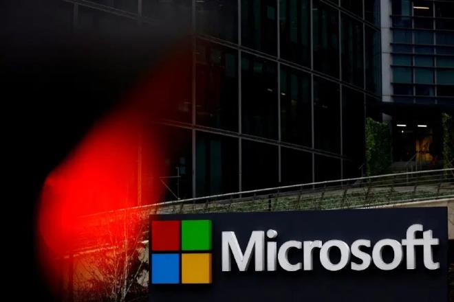 <p>�irket kay�tlar�, Microsoft'un son be� y�lda �in'deki en az 15 �ubesini ve ortak giri�imini kapatt���n� g�sterdi.</p><p>&nbsp;</p><p>Reuters'a konu�an kaynaklara g�re teknoloji devi, �lkede bir geri �ekilme stratejisi y�r�t�yor.</p><p>&nbsp;</p><p>Konuya vak�f bir kaynak, y�neticilerin �ok az ekonomik getiri kar��l���nda y�ksek jeopolitik risk al�nd���n� de�erlendirmesi nedeniyle �irketin 2023 y�l�nda �in pazar�ndan ��kmay� g�ndeme ald���n�, ancak �u an i�in aktif bir ��k�� plan� bulunmad���n� s�yledi.</p><p>&nbsp;</p><p>�irket verilerine g�re �in pazar�, 2024 y�l�nda Microsoft'un k�resel gelirinin yaln�zca y�zde 1,5'ini olu�turdu.</p><p>&nbsp;</p><p>Washington ve Pekin aras�ndaki <a href="https://www.ntv.com.tr/ntvpara/galeri-cin-ve-abdnin-ticari-iliskisinde-gerilim-artiyor-1735296" target="_blank" rel="noopener noreferrer">g�ven kayb� <svg viewBox="0 0 12 12" fill="none" style="display:inline-block;width:0.75em;height:0.75em;vertical-align:baseline;margin:0 0.25em"><path d="M3.5 1.5H1.5a1 1 0 00-1 1v8a1 1 0 001 1h8a1 1 0 001-1V8.5M7 .5H11.5V5M4.5 7.5L11 1" stroke="currentColor" stroke-linecap="round" stroke-linejoin="round"></path></svg></a>Microsoft'un faaliyetlerini olumsuz etkiledi.</p>