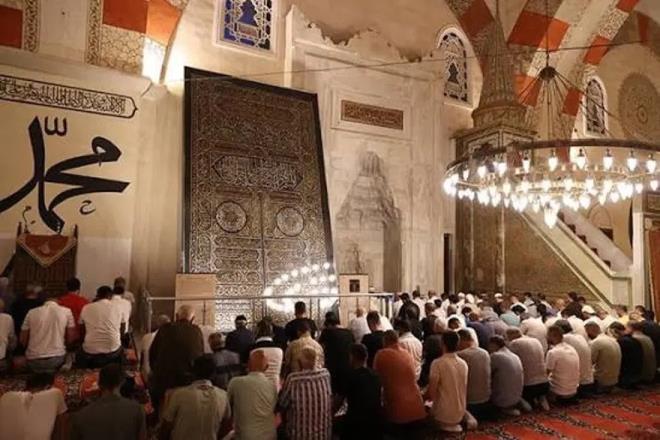 <h2 class="text-size-18 md:text-size-22 px-2.5 mt-2 text-black font-bold pt-2">2026 MEVL�D KAND�L� NE ZAMAN?</h2><div class="text-size-18 md:text-size-18 p-3 pb-1 font-medium text-black ck ck-content break-words leading-normal"><p>Peygamber Efendimiz Hz. Muhammed’in do�um g�n� olarak kabul edilen Mevlid Kandili, 24 A�ustos 2026 Pazartesi gecesi dualarla ve salavatlarla kutlanacak.</p></div>