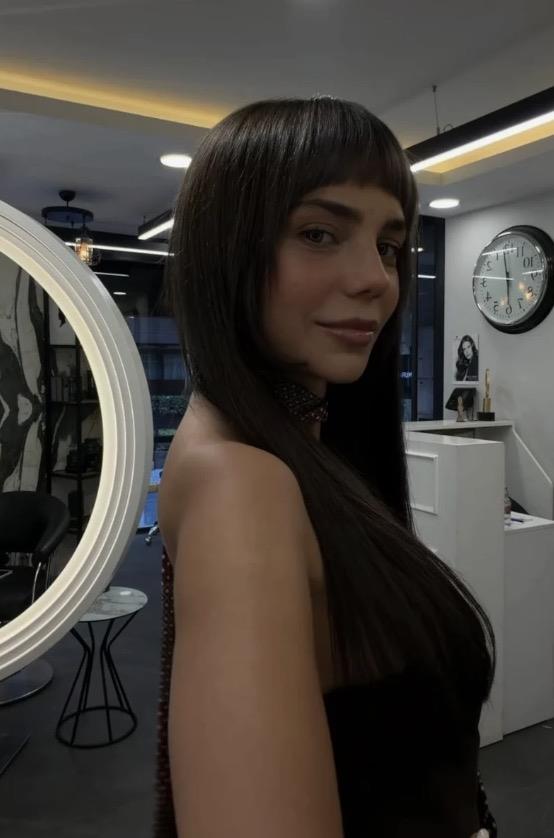 Ancak �ahin'in son hali, yapt��� de�i�iklikten memnun kald���n� g�sterdi. Oyuncu, sa�lar�n�n �n k�sm�na k�sa kak�ller kestirirken arka taraf� daha uzun b�rakt�.