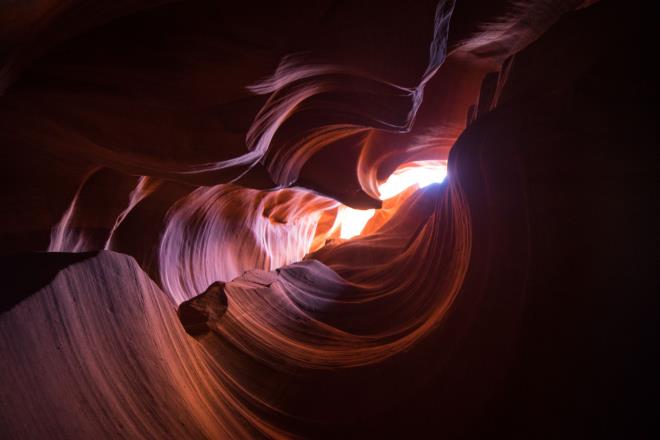 Antelope Canyon - ABD <BR>Su ve r�zg�r�n kayay� a��nd�rmas�yla olu�an k�vr�ml� duvarlar, ���kla birle�ti�inde adeta bir sanat eseri olu�turuyor.