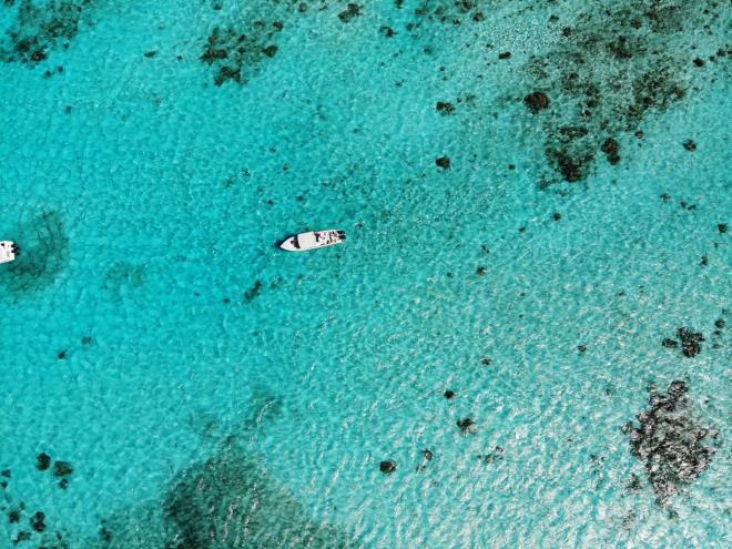 Great Blue Hole - Belize <BR>Okyanusun ortas�nda koyu mavi bir daire �eklinde g�r�nen dev deniz �ukuru, havadan bak�ld���nda ola�an�st� g�r�n�yor.