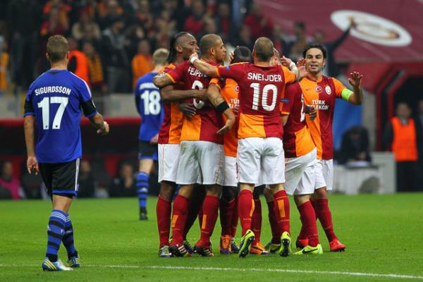 <b>De Telegraaf</b> gazetesinin haberinde, "Sneijder'n golleri Galatasaray' hem ligde hem de ampiyonlar liginde galibiyetlere tayor" denildi.