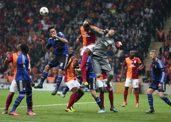 <b>De Volkskrant ve AD gazeteleri,</b> Wesley Sneijder'n son bir haftada 4 gol attna yer verdi.