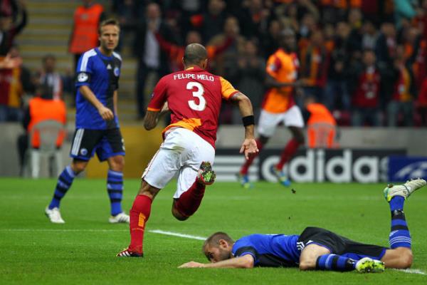 Trkiye'de Sneijder haftas yaandn belirten gazeteler, Sneijder'n gzel bir haftay geride braktn, Hollanda milli takm formas altnda 1 gol, ligde Kardemir Karabkspor'a 2 gol ile ampiyonlar liginde FC Kopenhag'a 1 gol atarak bir haftada 4 gol sevinci yaadn yazd.