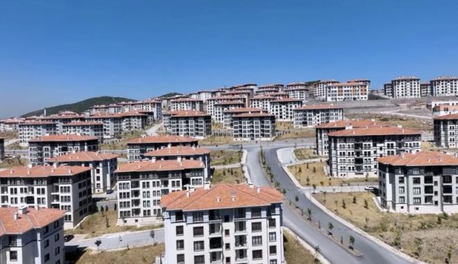 �stanbul’da uygulanan “Yar�s� Bizden” projesinin 81 ile yayg�nla�t�r�lmas� ve her y�l 150 bin ba��ms�z b�l�m�n kentsel d�n���m kapsam�na al�nmas� hedefleniyor. D�n���m �al��malar�n�n yaln�zca binalar�n yenilenmesiyle s�n�rl� kalmayaca��; altyap�, sosyal donat�, mahalle k�lt�r� ve g�venli ya�am alanlar�n� da kapsayan b�t�nc�l bir anlay��la y�r�t�lece�i belirtiliyor.