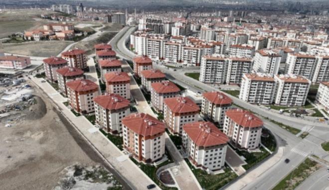H�k�met, �n�m�zdeki 25 y�ll�k d�nemde sosyal konut yat�r�mlar�n� art�rarak dar ve orta gelirli vatanda�lar�n g�venli, modern ve eri�ilebilir konutlara ula�mas�n� hedefliyor. Haz�rlanan sosyal konut finansman modeli kapsam�nda her y�l 100 bin ki�inin ev sahibi yap�lmas�, 25 y�l�n sonunda ise toplam 2 milyon 500 bin vatanda��n konuta kavu�turulmas� planlan�yor. �htiya�lara g�re reform paketinin kapsam�n�n geni�letilmesi de g�ndemde olacak.