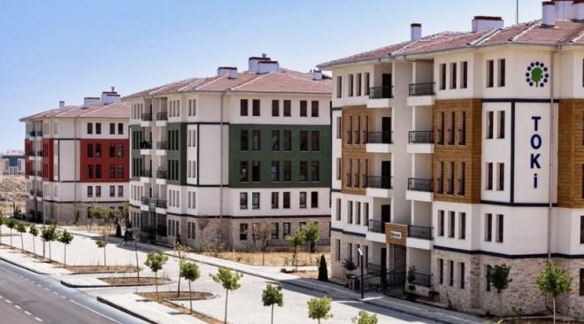 Yeni d�nemde gen�lerin aile kurmas�n� kolayla�t�racak ad�mlar�n da art�r�lmas� planlan�yor. Gen� �iftlerin uygun �artlarda konuta eri�ebilmesi i�in yeni projelerin devreye al�nmas� hedeflenirken, g��l� aile yap�s�, nitelikli n�fus ve sosyal dayan��man�n T�rkiye’nin gelecek vizyonunun temel unsurlar� aras�nda yer alaca�� ifade ediliyor.