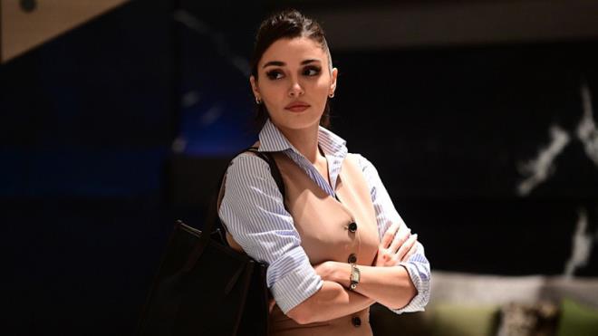 <div class="content-text"><p>Vizyonunu geli�tirmek ve kalemini daha da g��lendirmek isteyen Er�el A�ustos ay�n�n son g�nlerinde �ngiltere'nin ba�kenti Londra'ya u�acak.</p> <p>Yurt d��� maceras� s�resince yabanc� dil prati�ini ilerletecek olan g�zel oyuncu ayn� zamanda prestijli bir e�itim kurumunda yarat�c� yazarl�k ve senaryo kurgusu �zerine yo�un bir akademik program alacak.</p>      </div>      <div class="post__gallery-item-pagination">          <div>              <span class="page"></span></div></div>