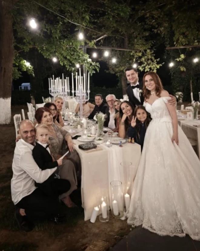 Ancak �stanbul’daki d���ne ev sahipli�i yapan �mit Besen’in, Edirne’deki t�rende yer alamad��� ortaya ��kt�. S�zc�'de yer alan habere g�re; sanat�� konser i�in bulundu�u Bodrum’da u�a�a yeti�emedi�i i�in nikaha kat�lamad�.