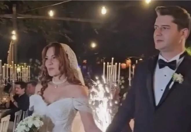 Nikah Masas� ve benzeri a�k �ark�lar�yla bir d�neme damgas�n� vuran, T�rk m�zi�inin sevilen sanat��lar�ndan usta sanat�� �mit Besen'in a��r ceza hakimi k�z� Ezgi Besen, avukat Y�ksel G�rkem Erbek ile hayat�n� birle�tirdi.