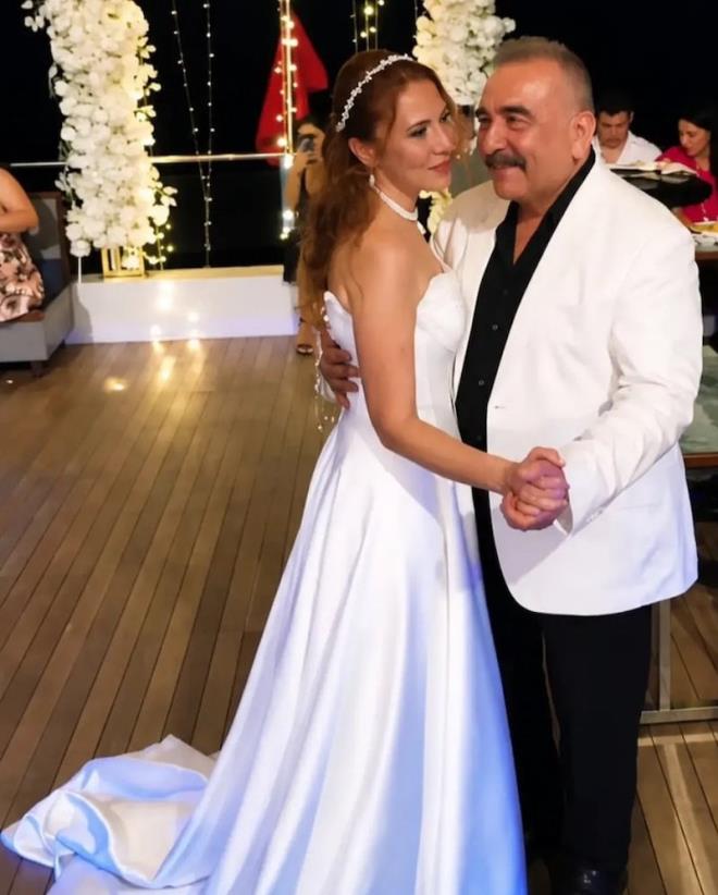 �mit Besen sosyal medya hesab�ndan ise d���nde k�z�yla dans etti�i anlar� payla�arak be�eni toplad�.