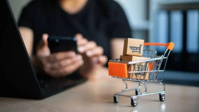 <p>Yeni y�netmelik tasla��yla birlikte e-ticarette teslimat ve iade s�re�lerine ili�kin kurallar�n daha net hale getirilmesi planlan�yor. Buna g�re, �r�nlerin teslimat� veya iadesi s�ras�nda ya�anabilecek kay�p, hasar ve benzeri durumlarda taraflar�n hak ve sorumluluklar� s�zle�melerde a��k�a belirtilecek.</p> <p><strong> S�zle�me �art�:</strong> Pazar yerinin sat�c� ile kargo veya lojistik i�letmesi aras�nda arac�l�k yapt��� durumlarda tazminat mekanizmas� net olarak tan�mlanacak.</p> <p><strong> Denetim:</strong> Belirlenen s�zle�me h�k�mlerine uymayan pazar yerlerinin bu uygulamalar� "haks�z ticari uygulama" kapsam�nda de�erlendirilecek.</p>