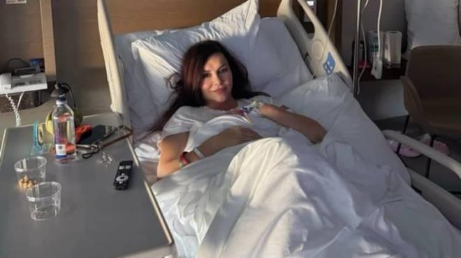 Seki,&nbsp;<em><strong>"Talihsiz bir kaza ya�ad�m, konserden geldik, olay 11.30 gibi oldu. Nazar diyorum art�k. K�peklerime mama yollamak i�in balkona ��kt�m, kliman�n suyunda kald�m, bacaklar�m ikiye ayr�lm�� gibi d��t�m. Le�en kemi�im k�r�lm��, hemen ambulans arand�. Gece hastaneye geldim sonra ameliyat oldum. Bilgi kirlili�i yapmayal�m."</strong></em> demi�ti.