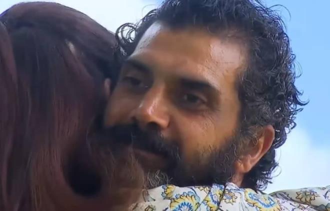 Survivor 2026’ya kat�ld��� s�rada Deniz Seki ile yeniden bar��an Bayhan, hastane ziyaretinde, <strong><em>“Bekledi�imizden daha iyi durumda olmas� mutlu etti. Ma�allah� var” </em></strong>diye konu�tu.
