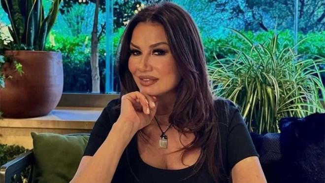 Ge�ti�imiz g�nlerde evinin balkonunda aya��n�n kaymas� sonucu d��en �nl� �ark�c� Deniz Seki’nin hastanedeki tedavisi devam ediyor.