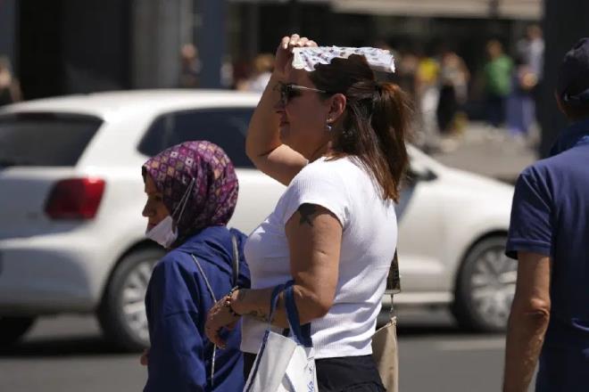 <p>Meteoroloji Genel M�d�rl��� (MGM) ve �stanbul B�y�k�ehir Belediyesi (�BB) Afet Koordinasyon Merkezi (AKOM) haftal�k hava tahmini raporunu payla�t�.</p><p>&nbsp;</p><p>�ki rapora g�re, �stanbul ba�ta olmak �zere yurdun tamam�na yak�n b�l�m� hem Afrika hem de Basra k�kenli s�cak hava dalgalar�n�n etkisi alt�na girdi.</p><p>&nbsp;</p><p>��te g�n g�n hava durumu raporu…</p>