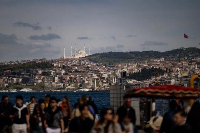<h2 class="text-size-18 md:text-size-22 px-2.5 mt-2 text-black font-bold pt-2">�STANBUL'DA BU HAFTA HAVA NASIL OLACAK?</h2><div class="text-size-18 md:text-size-18 p-3 pb-1 font-medium text-black ck ck-content break-words leading-normal"><p>AKOM'dan yap�lan a��klamalara g�re; s�cakl�klar bug�nden itibaren artarak �n�m�zdeki hafta sal� g�n�ne kadar 34 derecelere ��kacak.</p><p>&nbsp;</p><p>Hissedilen s�cakl���n daha yo�un hissedilmesi bekleniyor.</p></div>