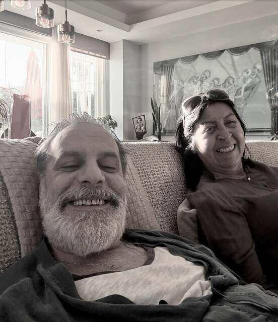 <span><strong>"ANNEMLE B�RB�R�M�ZDEN �OK RAZI B�R HAYAT YA�ADIK"</strong></span>2 ya��ndayken anne ve babas�n�n bo�and���n� ve annesiyle birlikte Almanya'ya gitti�ini anlatan G�ven, <em><strong>"Benim hayattaki tek amac�m b�y�y�p �al���p anneme bir ev, bir araba almak; bir de bir �ocuk sahibi olmakt�. Annem gazeteci ya da doktor olmam� istiyordu. Annemle birbirimizden �ok raz� bir hayat ya�ad�k. O kadar erken ya�ta hayatla m�cadele eden bir kad�n� g�rd���n�z zaman 5-6 ya��nda olgunla�mak zorunda kal�yorsunuz"</strong></em> diye konu�tu.&nbsp;