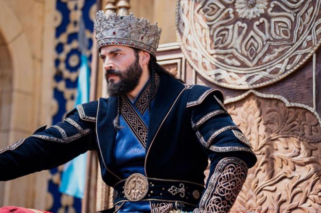 <p>Sel�uklu’yu tarihin doruklar�na y�kselten Sultan Alaeddin Keykubat ile Alanya Prensesi Destina’n�n d��manl�ktan �l�ms�z bir a�ka uzanan ger�ek hik�yesini ekrana ta��maya haz�rlanan dizi, yay�nlanan ilk g�r�nt�leriyle b�y�k merak uyand�rd�.</p> <p>Tan�t�m, payla��lmas�n�n ard�ndan sosyal medyada k�sa s�rede geni� kitlelere ula�arak milyonlarca kez izlendi; on binlerce be�eni ve yorum alarak g�ndemin konu�ulan ba�l�klar� aras�na girdi.</p>