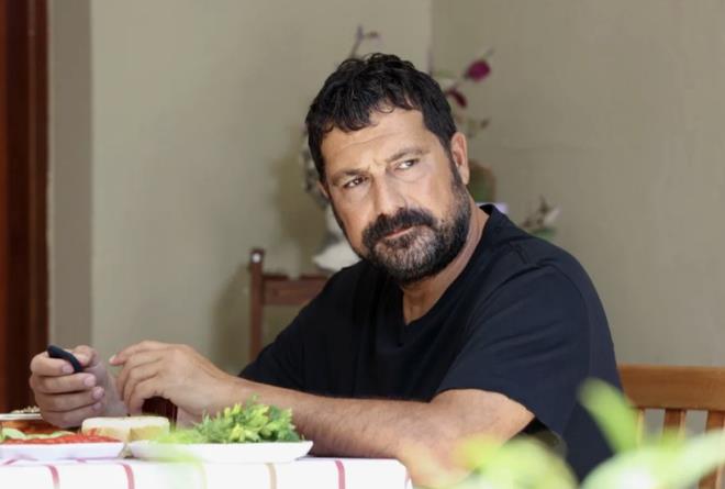 Yeni sezonda “�m�r Usta” dizisiyle izleyici kar��s�na ��kacak B�lent �nal, canland�raca�� restoran i�letmecisi Tun� karakteri i�in s�k� bir haz�rl�k d�neminde oldu�u konu�uluyor. Oyuncunun spor ve diyetle ciddi bir kilo kaybetti�i g�r�ld�.
