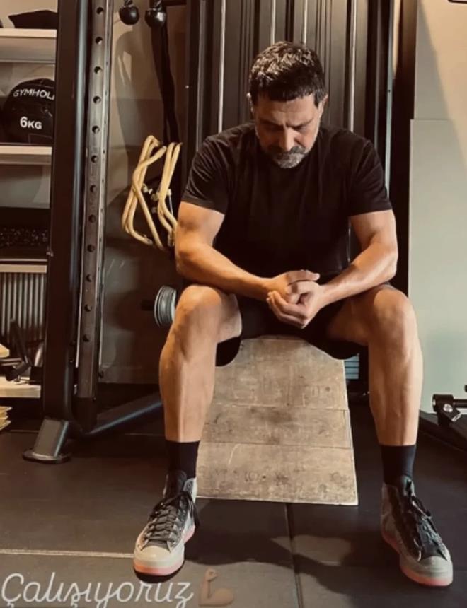 <h3>RESMEN ER�D�</h3> <p>Aylard�r spor yapan �nl� oyuncu 12 kilo kaybetti.</p> <p>B�lent �nal'�n son haline sosyal medyada; “Gen�le�mi� resmen” gibi yorumlar yap�ld�.</p>