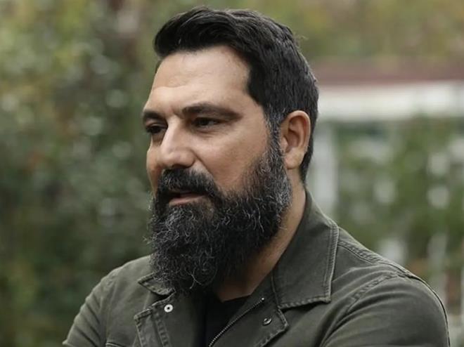 <h3>B�LENT �NAL K�MD�R?</h3> <p>Baba taraf�ndan Arap ve Zaza k�kenli, anne taraf�ndan soyu Sel�uklu T�rklerine dayan�r. 19 May�s 1973'te �anl�urfa'n�n Hilvan il�esinde do�an B�lent �nal, bir y�l Ege �niversitesi T�rk Dili ve Edebiyat� B�l�m�'nde okuduktan sonra tiyatronun a��r basmas� sonucu 9 Eyl�l �niversitesi G�zel Sanatlar Fak�ltesi Tiyatro B�l�m� Oyunculuk Ana Sanat Dal�na girmi� ve buradan mezun olmu�tur.</p>