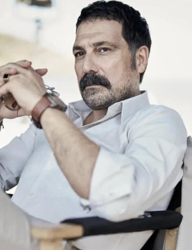 Ba�ar�l� oyuncu B�lent �nal, yeni sezonda ekrana d�nece�i “�m�r Usta” dizisindeki rol� i�in yo�un bir haz�rl�k s�recine girdi. Tun� adl� restoran i�letmecisini canland�racak �nal, diyet ve sporla aylar i�inde 12 kilo verdi.
