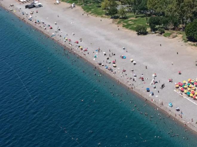<p>Antalya'da s�cak hava, kentte g�nl�k ya�am� etkiledi. Meteoroloji Genel M�d�rl��� verilerine g�re; hava s�cakl��� 40 dereceyi buldu, nem oran� y�zde 50 seviyelerinde seyretti.</p><p>&nbsp;</p><p>Deniz suyu s�cakl��� da 30 derecenin �zerinde �l��ld�. S�cak havadan bunalan kent sakinleri ve tatilcilerin adresi, Konyaalt� Sahili oldu.</p>