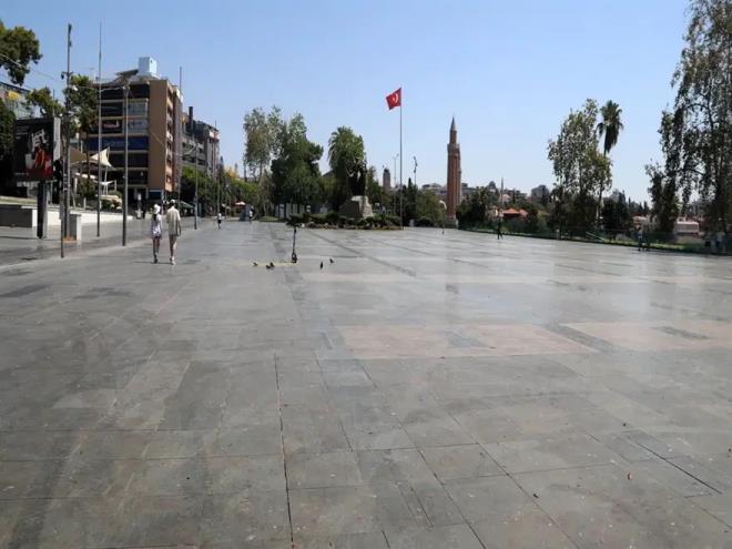 Kentin �nemli bulu�ma ve turizm noktalar�ndan Cumhuriyet Meydan� ile yerli ve yabanc� turistlerin yo�un olarak ziyaret etti�i tarihi Hadrian Kap�s� �evresinin sakin oldu�u g�zlendi.