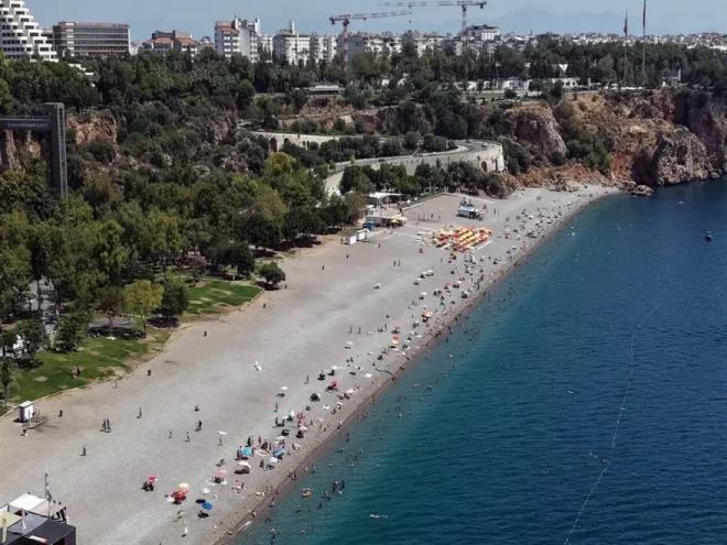 <p>Sabah saatlerinden itibaren plajlara gelenler, denize girerek s�cak havan�n etkisinden kurtulmaya �al��t�. Baz�lar� uzun s�re y�zmeyi tercih ederken, baz�lar� ise k�y�da ve �emsiyelerin alt�nda vakit ge�irdi.&nbsp;</p><p>&nbsp;</p><p>Plajlarda denize girenlerin yan� s�ra g�ne�lenenler de dikkati �ekti. Denize girmenin yan� s�ra su sporlar� da s�cak havada ilgi g�rd�.</p>