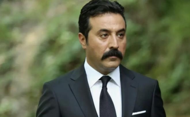 Ba�ar�l� akt�r Mustafa �st�nda� “A.B.�” dizisiyle anla�maya vard�.
