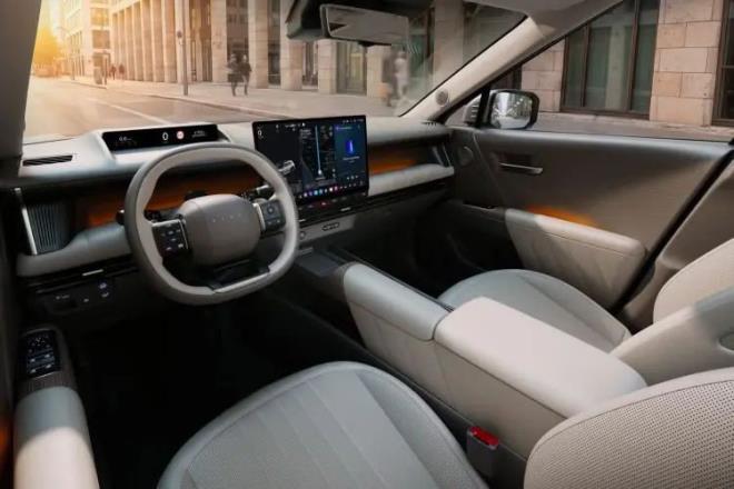 <p><strong>YEN� HYUNDA� TUCSON B�Y�D�</strong></p>  <p>Tasar�m�ndaki radikal de�i�imi boyutlar�na da yans�tan be�inci jenerasyon, ailelerin kullan�m�na �ok daha uygun bir yap� sunuyor.</p>  <p>Be�inci nesil Tucson yaln�zca g�r�n���yle de�il, boyutlar�yla da de�i�ti. Yeni model, selefine k�yasla 60 mm uzayarak 4.700 mm uzunlu�a ula�t�. G�vde geni�li�i ise 40 mm art�r�larak 1.905 mm’ye ��kar�ld�.</p>