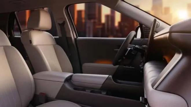 <p><strong>ARAZ� RUHU SEVENLERE: TUCSON XRT</strong><br> </p> <p>Standart versiyonun yan� s�ra Hyundai, macerasever kullan�c�lar i�in Tucson XRT modelini de �n g�sterimle sergiledi. Kendine has agresif tampon tasar�m�, kal�n g�vde koruma plastikleri ve ekstra k��eli detaylar�yla XRT, tam bir arazi arac� hissi uyand�r�yor</p>