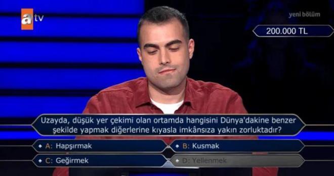 <strong>�lk olarak D ��kk�ndaki “Yellenmek” cevab�n� se�en yar��mac�, yanl�� yan�t�n ard�ndan ikinci hakk�n� B ��kk� “Kusmak”tan yana kulland�.</strong>