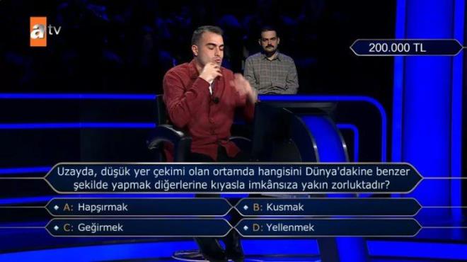 <strong>Do�ru cevab�n a��klanmas�n�n ard�ndan yar��mac�n�n kendisiyle ilgili yapt��� espri de dikkat �ekti.</strong>