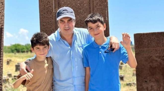 Kurtlar Vadisi’nin unutulmaz karakteri Polat Alemdar ile haf�zalara kaz�nan Necati �a�maz, �ocuklar�yla birlikte ger�ekle�tirdi�i Ahlat gezisinden kareleri payla�t�. �nl� oyuncunun �ocuklar�yla �ekilmi� karelerine yorum ya�d�.&nbsp;  <br>"Kurtlar Vadisi" dizisinde hayat verdi�i Polat Alemdar karakteriyle geni� bir hayran kitlesine ula�an Necati �a�maz, uzun s�redir g�zlerden uzak bir ya�am s�r�yor.&nbsp;