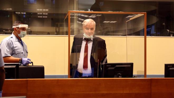 "Bosna Kasab�" lakapl� Mladi�, Bo�nak ve H�rvatlara kar�� sava�an Bosnal� S�rp askerlerin komutanl���n� yapt��� y�llarda sava� su�u i�ledi�i gerek�esiyle 2012'de Lahey'deki Uluslararas� Ceza Mahkemesi'nde yarg�lanmaya ba�lam��t�.