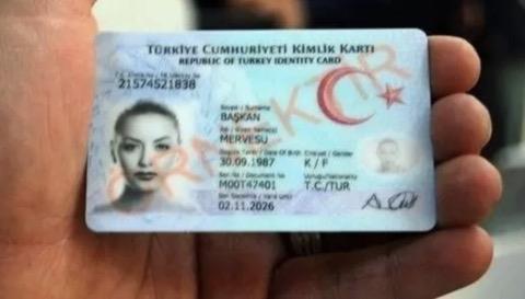 ��P SEKT�R� ���N EYLEM PLANI HAZIRLANIYOR<p>    �malat sanayisi, enerji, tar�m, sa�l�k ve ula�t�rma gibi kritik sekt�rlerde arz g�venli�inin g��lendirilmesi amac�yla yerli �retimi destekleyecek eylem planlar� haz�rlan�yor. Y�l sonuna kadar tamamlanmas� planlanan eylem planlar�n�n, Ekonomi Koordinasyon Kurulunun de�erlendirmesine sunulmak �zere Cumhurba�kanl��� Strateji ve B�t�e Ba�kanl���na iletilmesi �ng�r�l�yor. Haz�rlanacak planlarla T�rkiye'nin �ip alan�ndaki tasar�m ve AR-GE yetkinli�inin �retim a�amas�na ta��nmas� ama�lan�yor. T�B�TAK B�LGEM ve Yar� �letken Teknolojileri Ara�t�rma Laboratuvar� (Y�TAL) b�nyesinde s�rd�r�len �al��malarla mevcut �retim kapasitesinin geli�tirilmesi planlan�yor. T�rkiye'nin �ip �retiminde mevcut kapasitesinin 250 nanometreden 110 nanometre seviyesine ��kar�lmas� hedefleniyor. Bu do�rultuda kamu deste�iyle �ok ortakl� bir "Ulusal �ip Konsorsiyumu" kurulmas� da planlan�yor. Konsorsiyum arac�l���yla �ip ekosisteminin kademeli olarak b�y�t�lmesi, teknik yetkinliklerin geli�tirilmesi ve T�rk sanayisinin kritik �ip ihtiyac�nda d��a ba��ml�l���n�n azalt�lmas� ama�lan�yor.